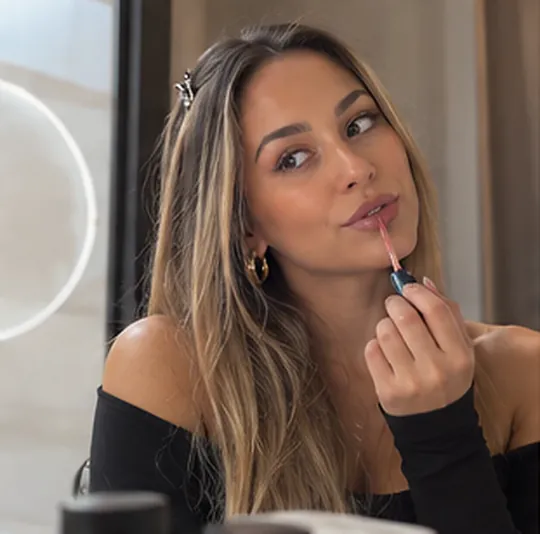 Gülçin trägt Lipgloss auf
